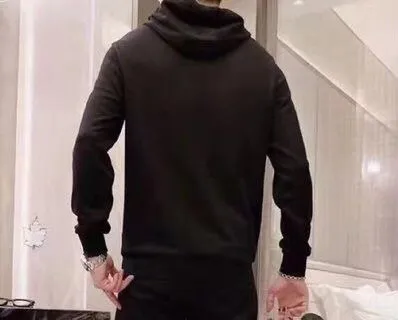 🅿️400 direct batch [LV Louis Vuitton] (Fat Man Gospel) hot-selling suit is coming. Focus on the original version of the official website. 2025 new hot-selling cardigan sweater suit. The original order is the best. 🇭🇰The meticulous work of top designers. Just for a fitting and perfect upper body effect. 100% natural high-quality Roman cotton, close-fitting comfort, noble and elegant! Original hardware embodies elegance and nobility! Counter size: M-5XL (maximum wear up to 220 pounds)